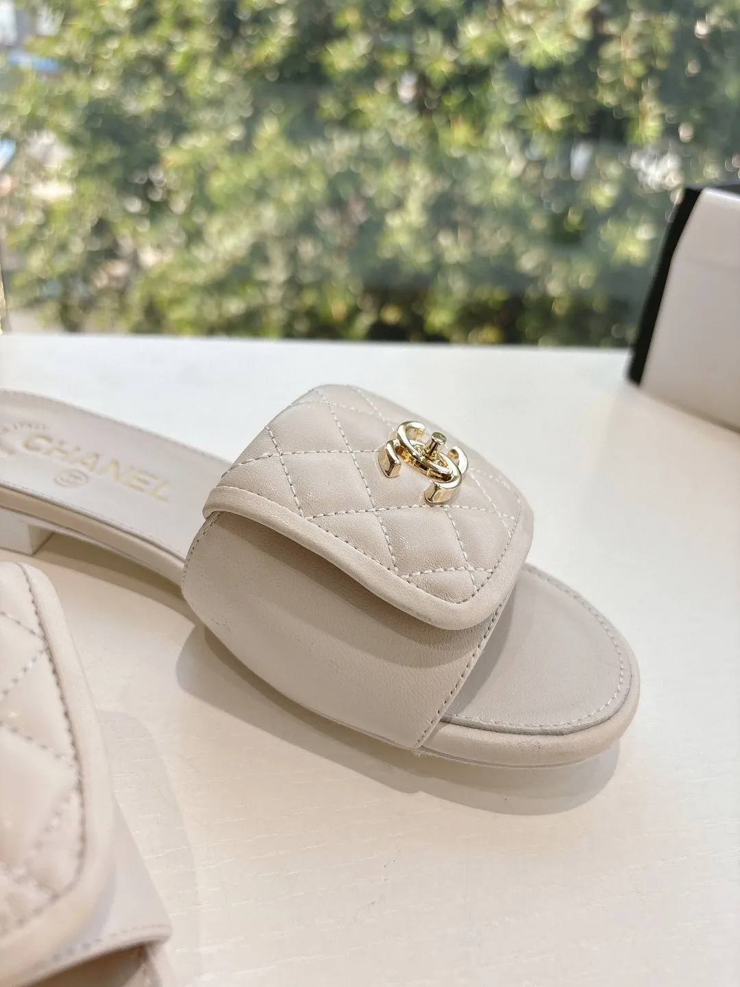 👟👟Ex-factory price 500👟👟 💖💖CHANEL Chanel's most popular flat-soled rhombus slippers. The counters are crazy. The photos are popular on all major social platforms. This catwalk style is absolutely too handsome. It is definitely the most popular style this season. The fairies at the counter are really knowledgeable. They don't get stuck or rub your feet. The texture is very soft and comfortable on the feet. Super versatile. 1⃣️Material: cowhide 2⃣️Inner lining: Environmentally friendly imported sheepskin lining 3⃣️Outsole: Genuine leather bottom 4⃣️Code number: 35-39 (40.41. Customized)